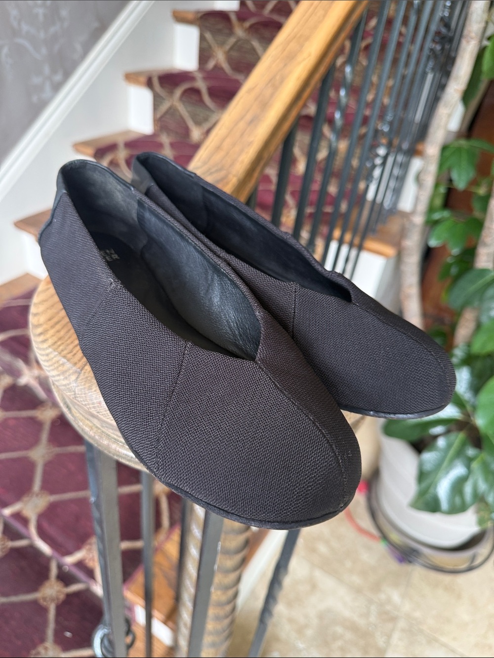 EILEEN FISHER black v cut flats featuring a stretch fabric. Very good cond. 9.